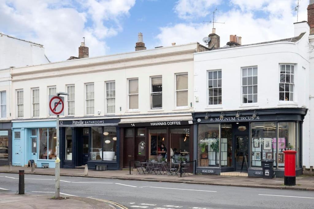 The Races, Portland Place. Cheltenham Exterior foto